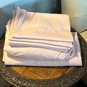 Full Set of 6 items, flat and fitted sheets plus 4 standard pillows